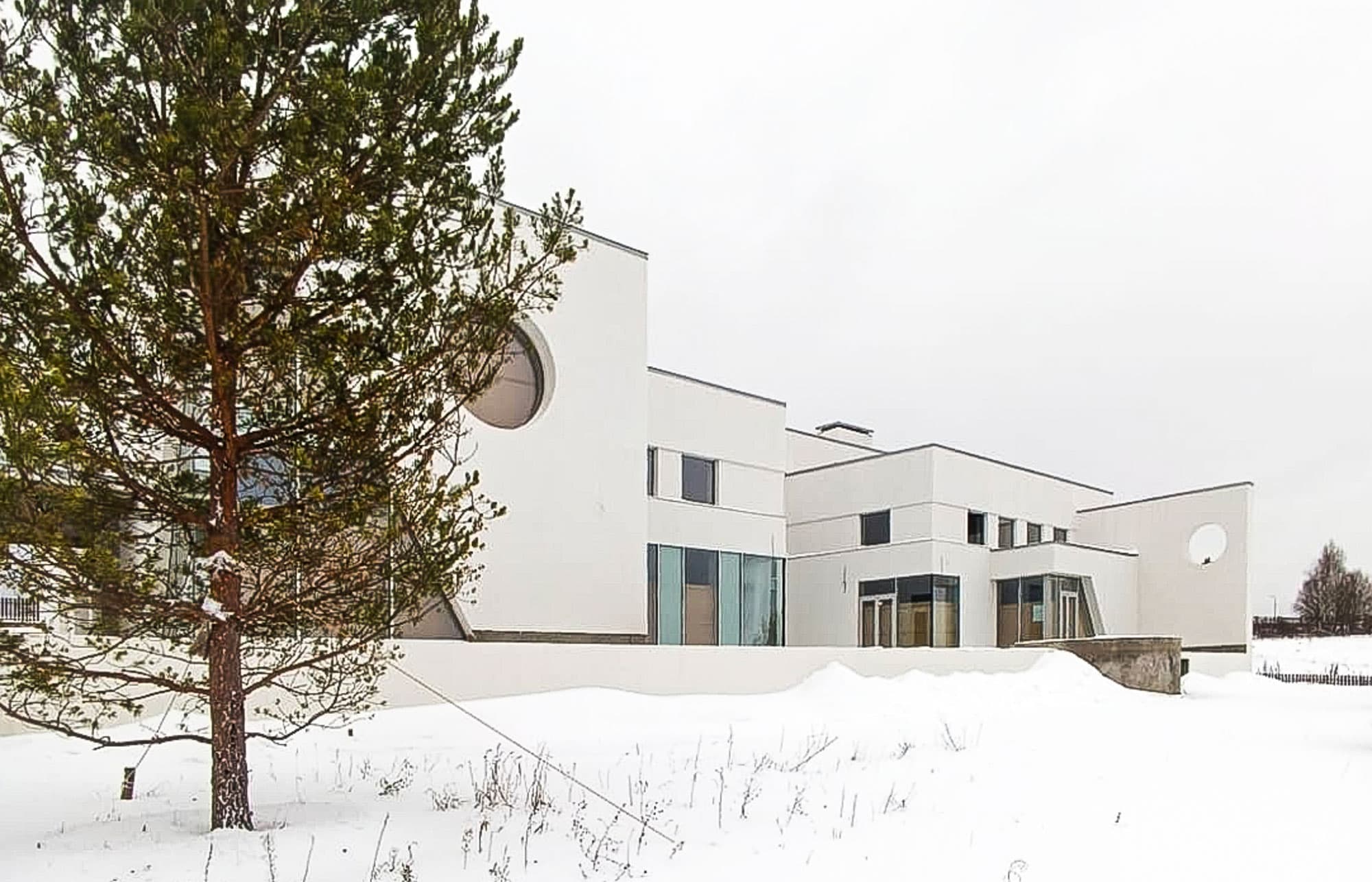 Завершили монтаж окон в необычном доме